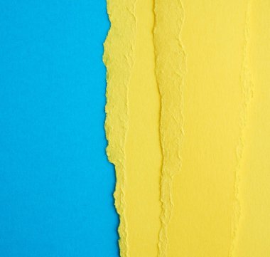 Yırtık sarı kağıt kenarlı arkaplan, mavi arkaplan, kapat, boşluğu kopyala