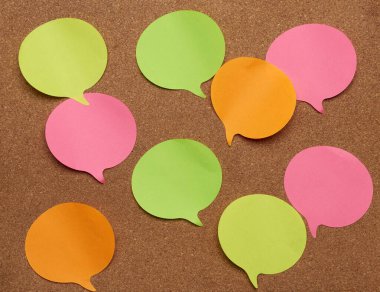 Brownboard, fikir ve çoklu görev üzerine yapıştırılmış renkli kağıt çıkartmaları, kapatın