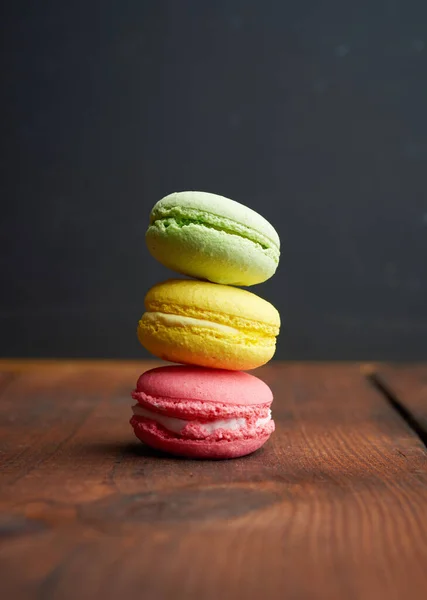 Gebakken Multi Gekleurde Macarons Koekjes Een Bruine Houten Achtergrond Close — Stockfoto