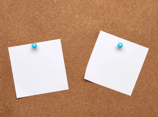 Kahverengi zemin üzerine mavi düğme iliştirilmiş boş kare beyaz sayfa, boşluğu kopyala