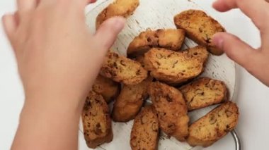 Fırında pişmiş İtalyan bademli bisküvisi, cantuccini kurabiyeleri geleneksel İtalyan Noel 'i, yeni yıl kuru kurabiyeleri. beyaz arkaplanda fırınlama, üst görünüm