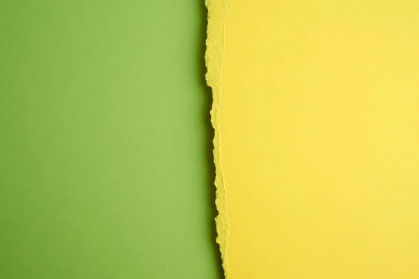 Żółty Papier Zielone Tło Zbliżenie Przestrzeń Kopiowania — Zdjęcie stockowe