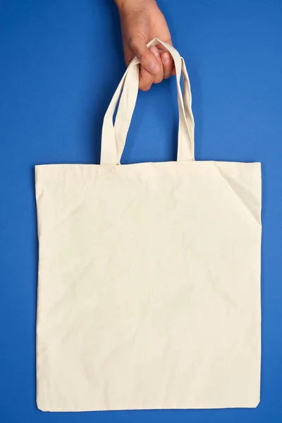 Mano Femenina Sostiene Una Bolsa Textil Beige Vacía Por Las — Foto de Stock