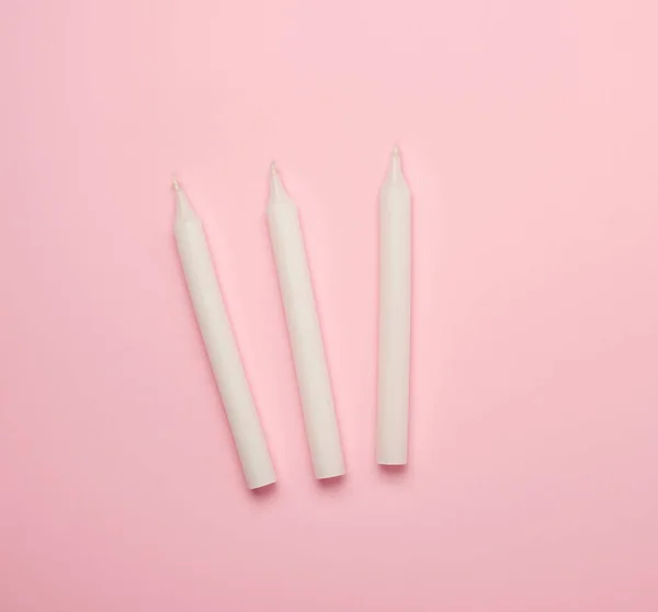 Τρία Λευκά Κεριά Κερί Ροζ Φόντο Επίπεδη Lay Αντίγραφο Χώρο — Φωτογραφία Αρχείου