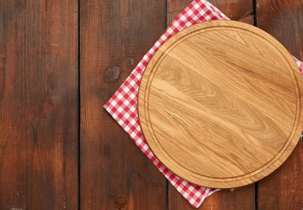 Papan Potong Bulat Baru Yang Kosong Atas Meja Coklat Tilikan — Stok Foto