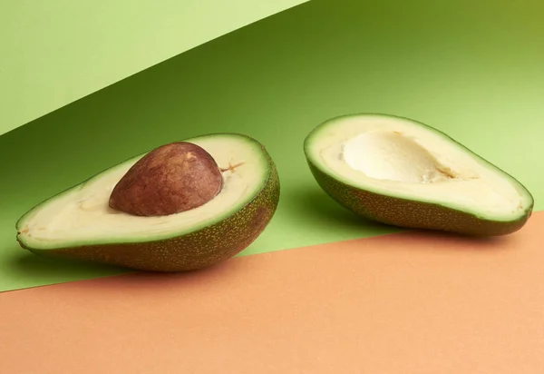 Half Rijp Groen Avocado Met Een Bruin Bot Een Abstracte — Stockfoto