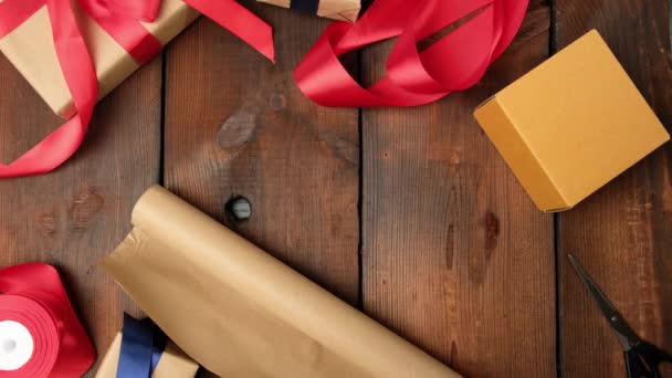 Process För Förpackning Lådor Brunt Kraftpapper Ett Träbord Julklappar Ovanifrån — Stockvideo