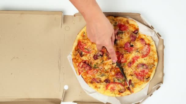 Pieczona Pizza Okrągła Kiełbasą Pomidorami Serem Białym Pudełku Tekturowym — Wideo stockowe
