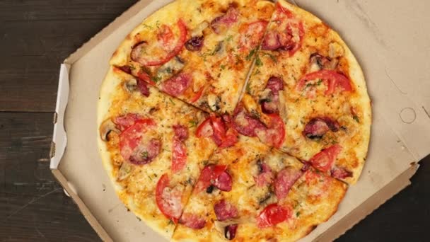 Pieczona Pizza Okrągła Kiełbasą Pomidorami Serem Białym Pudełku Tekturowym — Wideo stockowe