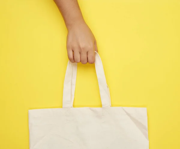 Mano Femenina Sostiene Una Bolsa Textil Beige Vacía Por Las — Foto de Stock