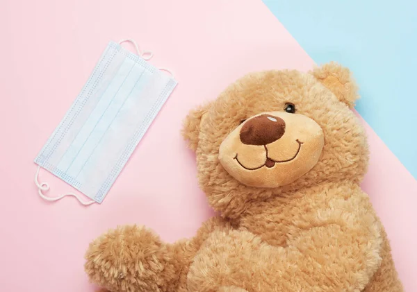 Großer Teddybär Und Medizinische Masken Auf Blaurosa Hintergrund Konzept Zum — Stockfoto