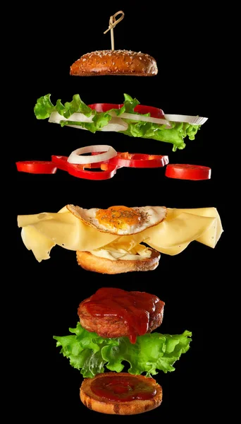고기자르기 토마토 조각과 패스트 레크리에이션 배경을 맛있는 — 스톡 사진
