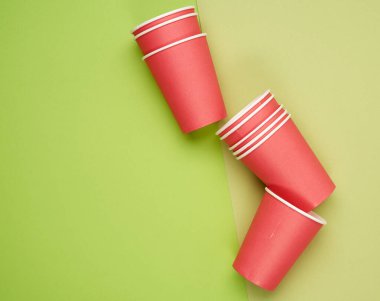 Mavi arka planda tek kullanımlık kırmızı bardaklar yığını, düz konsept çevre dostu, sıfır atık 