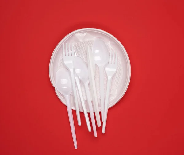 Plate Stack Plastic Forks Spoons Red Background Top View — Stock Photo, Image