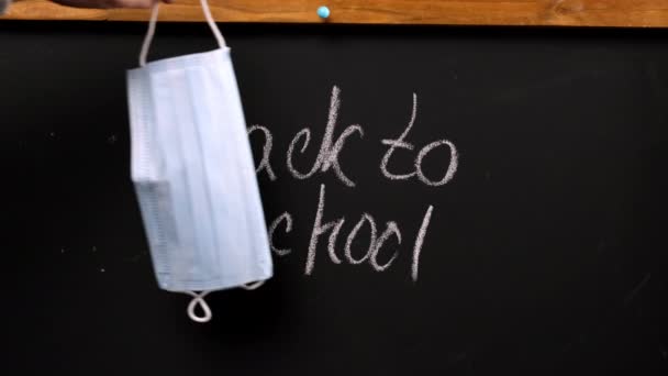 Inscription Craie Blanche Sur Tableau Noir Retour École Main Accroche — Video