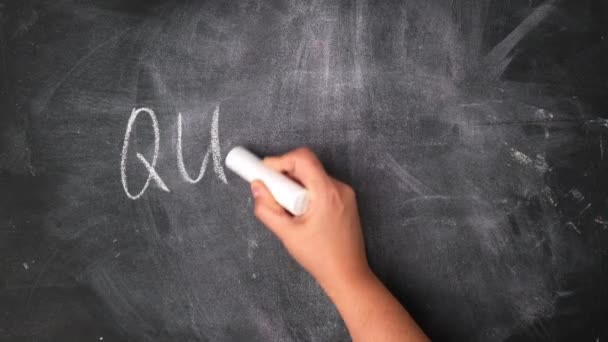 女笔用白粉笔在黑粉笔板上写下隔离一词 自我隔离和远距离学习的概念 — 图库视频影像
