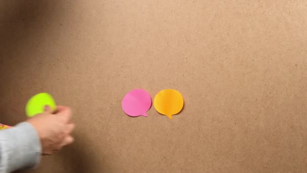 Żeński Strony Klejenie Papieru Kolorowe Puste Naklejki Brązowej Planszy Koncepcja — Wideo stockowe