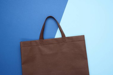 Mavi arkaplanda boş kahverengi eko çanta, plastik torbaların reddedilmesi, düz konum, sıfır atık 