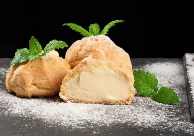 Krema ekmekleri ikiye bölünmüş ve üzerine şeker serpiştirilmiş.