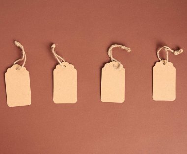 boş kağıt kahverengi dikdörtgen fiyat etiketi bir ip üzerinde, üst görünüm