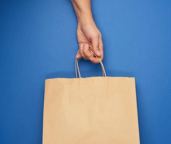 Weibliche Hand Hält Eine Leere Braune Papiertüte Den Griffen Auf — Stockfoto