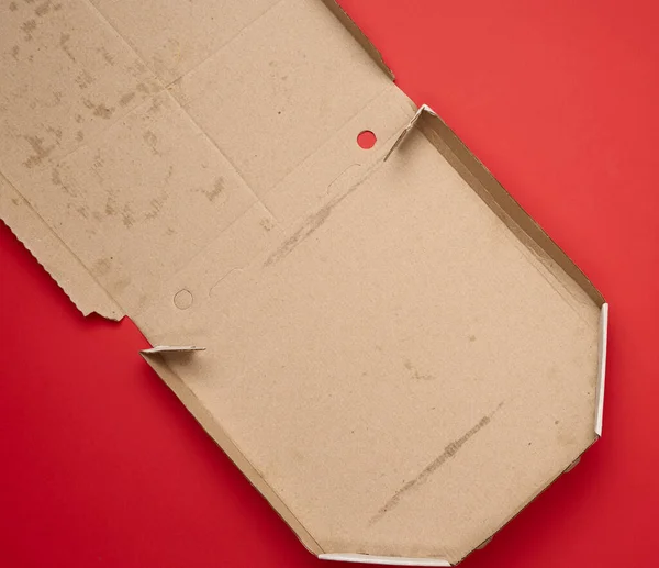 Open Lege Vierkante Kartonnen Witte Pizzadoos Rode Achtergrond Bovenaanzicht — Stockfoto