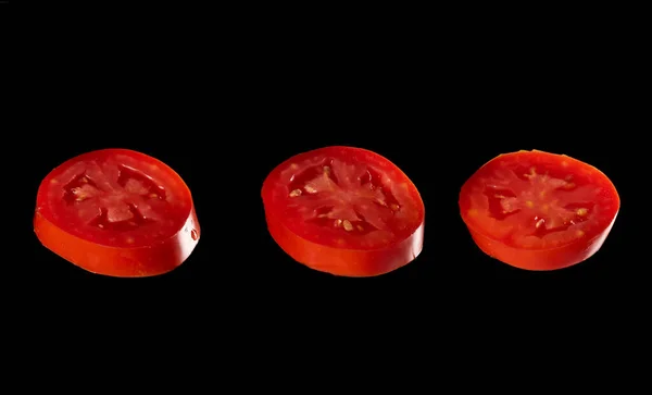 Trois Tranches Tomate Mûre Rouge Isolées Sur Fond Noir Gros — Photo