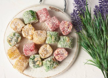 Hindistancevizi beyaz talaş, tatlı ahşap arka planda yuvarlak bir Türk lezzeti, üst manzara