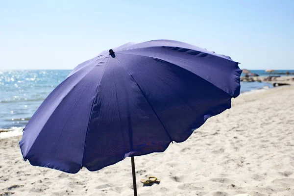 Открытый Голубой Текстильный Пляжный Зонтик Побережье Черного Моря Летний День — стоковое фото
