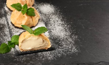 Krema ekini ikiye bölünmüş ve üzerine şeker serpiştirilmiş. Kapatın, boşluğu kopyalayın.