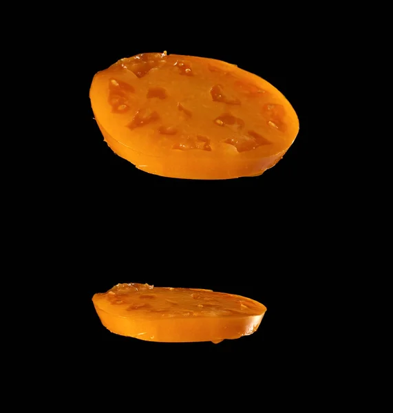 Dwa Kawałki Dojrzałego Pomidora Wyizolowanego Czarnym Tle Zbliżenie — Zdjęcie stockowe