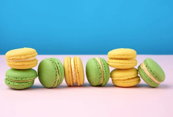 Stapel Gele Groene Ronde Amandelmeel Taarten Macarons Met Room Een — Stockfoto