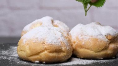  Kremalı pasta üzerine şeker serpiştirilmiş, yakın çekim.