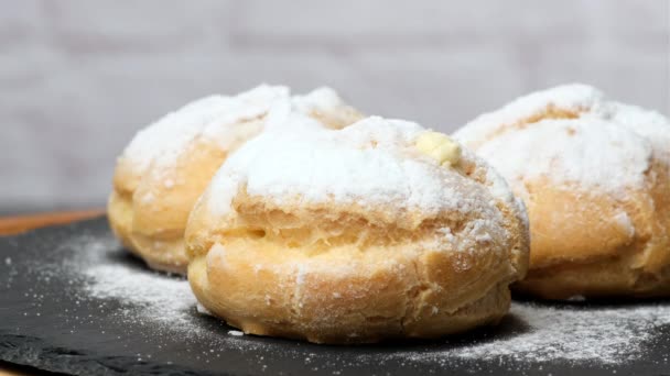 Gebackenen Pudding Eclairs Und Mit Puderzucker Bestreut Und Mit Einem — Stockvideo