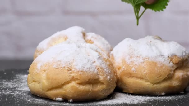 Kremalı Pasta Üzerine Şeker Serpiştirilmiş Yakın Çekim — Stok video