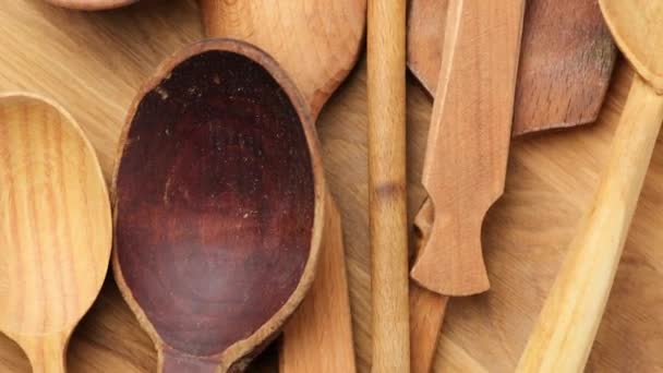 Verschiedene Alte Kochlöffel Und Spachtel Aus Holz Rotieren Ansicht Von — Stockvideo