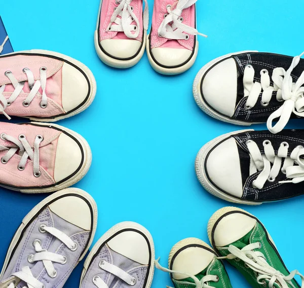 Vele Veelkleurige Goed Versleten Textielsneakers Van Verschillende Maten Een Blauwe — Stockfoto