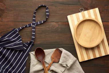 Beyaz çizgili mavi tekstil mutfak önlüğü ve mutfak gereçleri.