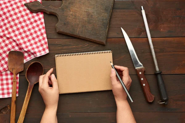 Cuaderno Abierto Con Sábanas Marrones Blanco Utensilios Cocina Una Mesa — Foto de Stock