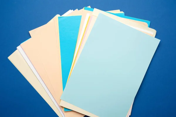 Στοίβα Πολύχρωμα Φύλλα Χαρτιού Μπλε Φόντο Κορυφαία Προβολή — Φωτογραφία Αρχείου