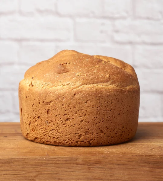 Gebakken Rond Brood Een Elektrische Brood Maker Een Houten Plank — Stockfoto