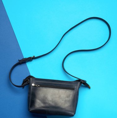 Mavi arka planda mavi deri çanta, üst manzara.