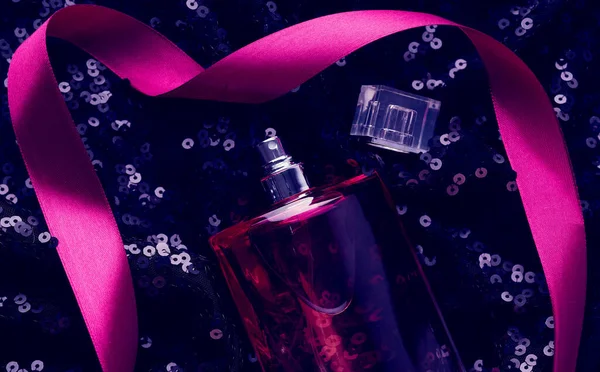 Botella Vidrio Rosa Con Líquido Perfume Rosa Sobre Fondo Negro — Foto de Stock