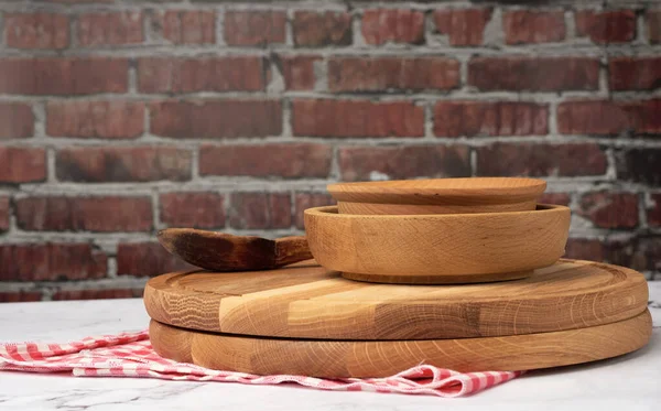 Leere Runde Platte Und Holzschneidebrett Gegen Braune Ziegelwand Hintergrund Und — Stockfoto