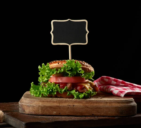 Ostburgare Med Malet Kött Grönsallad Och Ketchup Träbrun Kökstavla Träskylt — Stockfoto