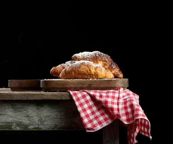 Pieczone Rogaliki Brązowej Tablicy Kuchennej Czarne Tło Drewniany Stół — Zdjęcie stockowe