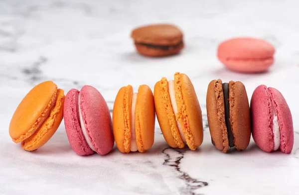 Macarons Assados Uma Mesa Branca Close — Fotografia de Stock