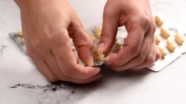 Жіночі Руки Тримають Блістерну Упаковку Овальними Таблетками Риб Ячого Жиру — стокове відео