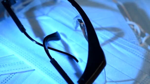 Kunststoffschutzbrillen Und Einmalmasken Objektrotation — Stockvideo