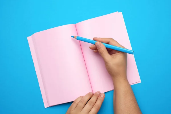 Two Female Hands Holding Open Notepad Empty Pink Sheets Blue — Stock Photo, Image